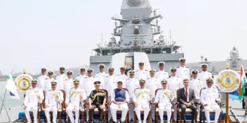 ഐഎന്എസ് താരഗിരി കമ്മിഷന് ചെയ്ത ശേഷം പ്രതിരോധ മന്ത്രി രാജ്നാഥ്സിങ് മുതിര്ന്ന സൈനിക മേധാവിമാര്ക്കൊപ്പം