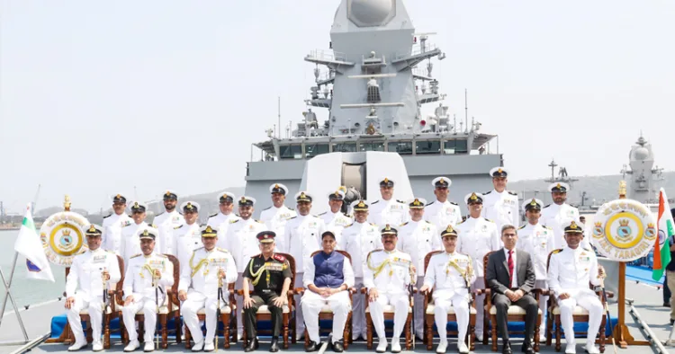 ഐഎന്‍എസ് താരഗിരി കമ്മിഷന്‍ ചെയ്ത ശേഷം പ്രതിരോധ മന്ത്രി രാജ്‌നാഥ്‌സിങ് മുതിര്‍ന്ന സൈനിക മേധാവിമാര്‍ക്കൊപ്പം