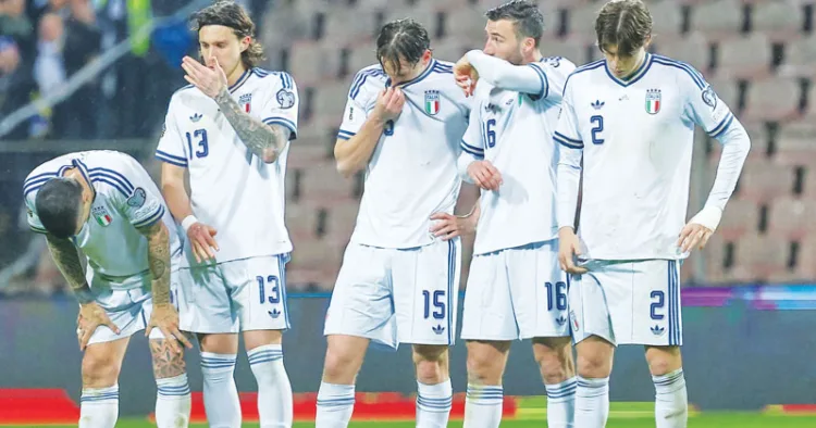 ലോകകപ്പ് ഫുട്‌ബോള്‍ 2026ല്‍ യോഗ്യത നേടാനാവാതെ വന്നതോടെ നിരാശരായി നില്‍ക്കുന്ന ഇറ്റാലിയന്‍ താരങ്ങള്‍
