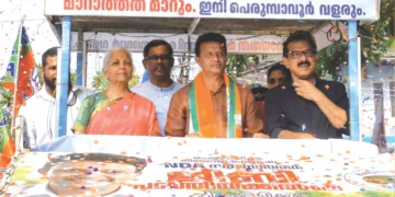 പെരുമ്പാവൂര്‍ നിയോജക മണ്ഡലത്തിലെ എന്‍ഡിഎ സ്ഥാനാര്‍ത്ഥി ജിബി പാത്തിക്കലിന്റെ തെരഞ്ഞെടുപ്പ് പ്രചരണാര്‍ത്ഥം സംഘടിപ്പിച്ച റോഡ് ഷോയില്‍ കേന്ദ്ര ധനമന്ത്രി നിര്‍മലാ സീതാരാമന്‍. ജിബി പാത്തിക്കല്‍, സാബു. എം. ജേക്കബ്ബ് തുടങ്ങിയവര്‍ സമീപം