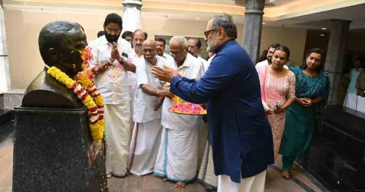 ബിജെപി സംസ്ഥാന ഓഫീസായ മാരാർജി ഭവനിൽ നടന്ന അനുസ്മരണ ചടങ്ങിൽ കെ.ജി.മാരാരുടെ പ്രതിമയിൽ സംസ്ഥാന അധ്യക്ഷൻ രാജീവ് ചന്ദ്രശേഖർ പുഷ്പാർച്ചന നടത്തുന്നു.