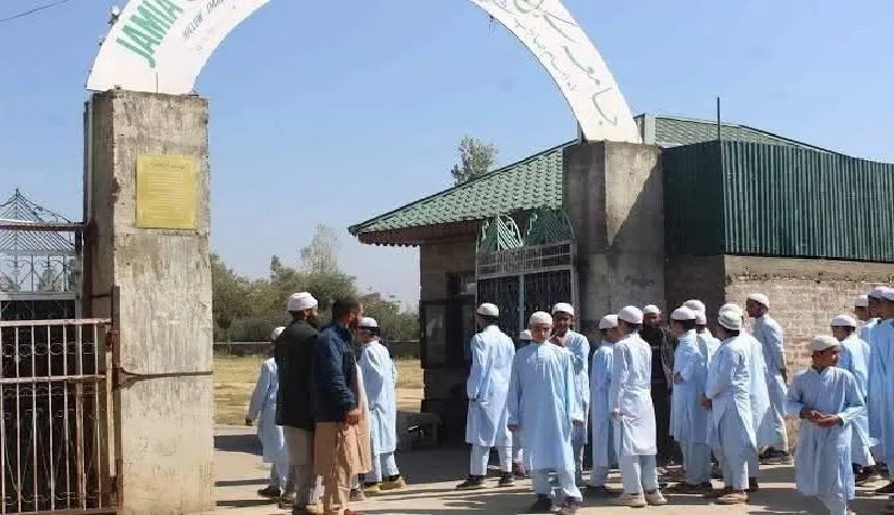 പഠിച്ച 17 വിദ്യാർത്ഥികൾ ഭീകരരായി , കൊല്ലപ്പെട്ടു : ദാറുൽ ഉലൂം മദ്രസയ്‌ക്ക് വിലക്കേർപ്പെടുത്തിയതിൽ പ്രതിഷേധം ; കശ്മീരിൽ കലാപമുണ്ടാക്കാൻ ശ്രമം