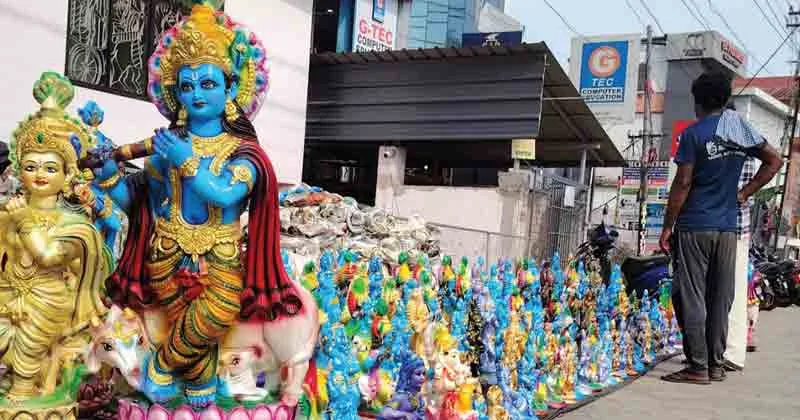 നാടെങ്ങും കണിക്കൊന്ന പൂത്തുലഞ്ഞു; വിഷുവിന് ഇനി മൂന്നുനാള്, തെരുവോരത്തെ ദൃശ്യവിസ്മയമായി കൃഷ്ണരൂപങ്ങള്