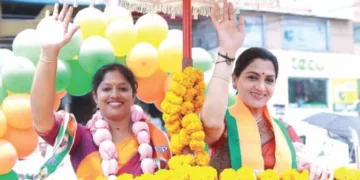 കോഴിക്കോട് നോര്‍ത്ത് മണ്ഡലത്തിലെ എന്‍ഡിഎ സ്ഥാനാര്‍ത്ഥി നവ്യ ഹരിദാസിന്റെ റോഡ് ഷോയില്‍ സിനിമാതാരവും ബിജെപി തമിഴ്‌നാട് സംസ്ഥാന ഉപാദ്ധ്യക്ഷയുമായ ഖുശ്ബു പങ്കെടുത്തപ്പോള്‍