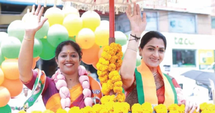 കോഴിക്കോട് നോര്‍ത്ത് മണ്ഡലത്തിലെ എന്‍ഡിഎ സ്ഥാനാര്‍ത്ഥി നവ്യ ഹരിദാസിന്റെ റോഡ് ഷോയില്‍ സിനിമാതാരവും ബിജെപി തമിഴ്‌നാട് സംസ്ഥാന ഉപാദ്ധ്യക്ഷയുമായ ഖുശ്ബു പങ്കെടുത്തപ്പോള്‍