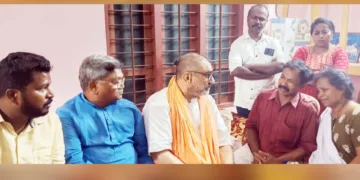 കണ്ണൂര്‍ അഞ്ചരക്കണ്ടി ദന്തല്‍ കോളജില്‍ ആത്മഹത്യ ചെയ്ത നിതിന്‍ രാജിന്റെ കൊറ്റാമലയിലെ വീട്ടിലെത്തിയ ബിജെപി പട്ടികജാതി മോര്‍ച്ച ദേശീയ ജനറല്‍ സെക്രട്ടറി മഹന്ത് ശംഭു തുണ്ടിയ എംഎല്‍എ കുടുംബത്തെ ആശ്വസിപ്പിക്കുന്നു. ബിജെപി പട്ടികജാതി മോര്‍ച്ച ദേശീയ സെക്രട്ടറി എസ്. കുമാര്‍, സംസ്ഥാന ജനറല്‍ സെക്രട്ടറി സ്വപ്‌നജിത് തുടങ്ങിയവര്‍ സമീപം