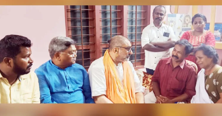 കണ്ണൂര് അഞ്ചരക്കണ്ടി ദന്തല് കോളജില് ആത്മഹത്യ ചെയ്ത നിതിന് രാജിന്റെ കൊറ്റാമലയിലെ വീട്ടിലെത്തിയ ബിജെപി പട്ടികജാതി മോര്ച്ച ദേശീയ ജനറല് സെക്രട്ടറി മഹന്ത് ശംഭു തുണ്ടിയ എംഎല്എ കുടുംബത്തെ ആശ്വസിപ്പിക്കുന്നു. ബിജെപി പട്ടികജാതി മോര്ച്ച ദേശീയ സെക്രട്ടറി എസ്. കുമാര്, സംസ്ഥാന ജനറല് സെക്രട്ടറി സ്വപ്നജിത് തുടങ്ങിയവര് സമീപം