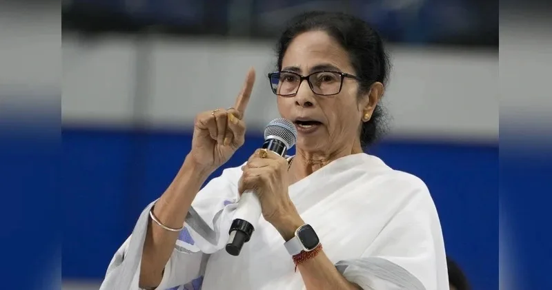 ‘ കേന്ദ്ര സേന അങ്ങ് പോകും , നിങ്ങൾ ഇവിടെ തന്നെ കാണും കുടുംബാംഗങ്ങളുടെ വിവരങ്ങൾ വരെ ഞങ്ങളുടെ കയ്യിലുണ്ട് ‘ ; പൊലീസുകാരെ ഭീഷണിപ്പെടുത്തി മമത