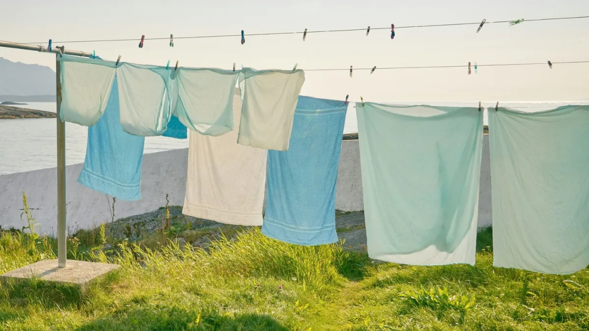 നിങ്ങളുടെ വസ്ത്രങ്ങളുടെ നിറം കടുത്ത വേനൽ വെയിലിൽ മങ്ങില്ല ; ഈ മികച്ച നുറുങ്ങുകൾ പരീക്ഷിച്ചു നോക്കൂ