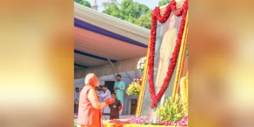 ഡോ. ബി.ആര്. അംബേദ്കര് ജയന്തി ദിനത്തോടനുബന്ധിച്ച് സംവിധാന് സദന് സെന്ട്രല് ഹാളിലെ അദ്ദേത്തിന്റെ ഛായാചിത്രത്തിന് മുന്നില് പ്രധാനമന്ത്രി നരേന്ദ്ര മോദി പുഷ്പാര്ച്ചന നടത്തുന്നു