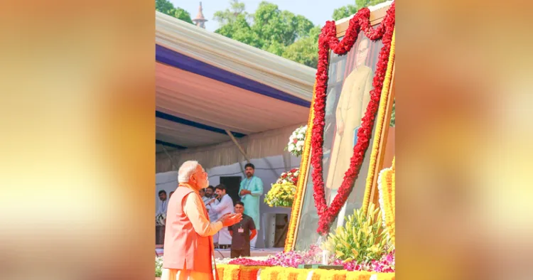 ഡോ. ബി.ആര്‍. അംബേദ്കര്‍ ജയന്തി ദിനത്തോടനുബന്ധിച്ച് സംവിധാന്‍ സദന്‍ സെന്‍ട്രല്‍ ഹാളിലെ അദ്ദേത്തിന്റെ ഛായാചിത്രത്തിന് മുന്നില്‍ പ്രധാനമന്ത്രി നരേന്ദ്ര മോദി പുഷ്പാര്‍ച്ചന നടത്തുന്നു