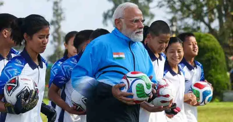 “യുവ സുഹൃത്തുക്കൾക്കൊപ്പം” ഫുട്‌ബോൾ കളിച്ച് പ്രധാനമന്ത്രി; സിക്കിമിൽ പ്രഖ്യാപിച്ചത് 4,000 കോടി രൂപയുടെ വികസന പദ്ധതികൾ