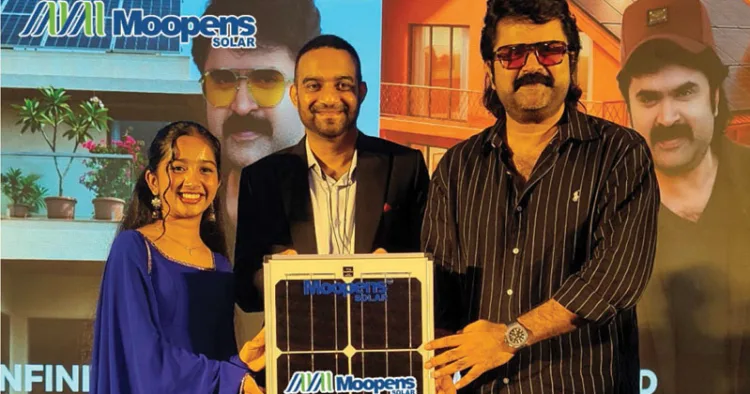 മൂപ്പന്സ് സോളാറിന്റെ പുതിയ ബ്രാന്ഡ് അംബാസിഡറായി നടന് അനൂപ് മേനോനെ അവതരിപ്പിച്ച ചടങ്ങില് നിന്ന്. മൂപ്പന്സ് സിഇഒ മുഹമ്മദ് ഫയാസ്, ബാലതാരം ദേവന്ദ എന്നിവര് സമീപം.