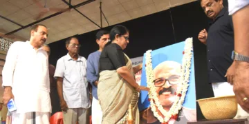 പഹല്‍ഗാമില്‍ ഭീകരരുടെ വെടിയേറ്റ് വീരമൃത്യുവരിച്ച എന്‍. രാമചന്ദ്രന്റെ ചിത്രത്തില്‍ ഭാര്യ ഷീല മാല ചാര്‍ത്തുന്നു. ജസ്റ്റിസ് എന്‍. നഗരേഷ്, ഗോവിന്ദന്‍കുട്ടി മേനോന്‍,
സഞ്ജയന്‍. എസ്, ഡോ. എന്‍.സി. ഇന്ദുചൂഡന്‍ എന്നിവര്‍ സമീപം