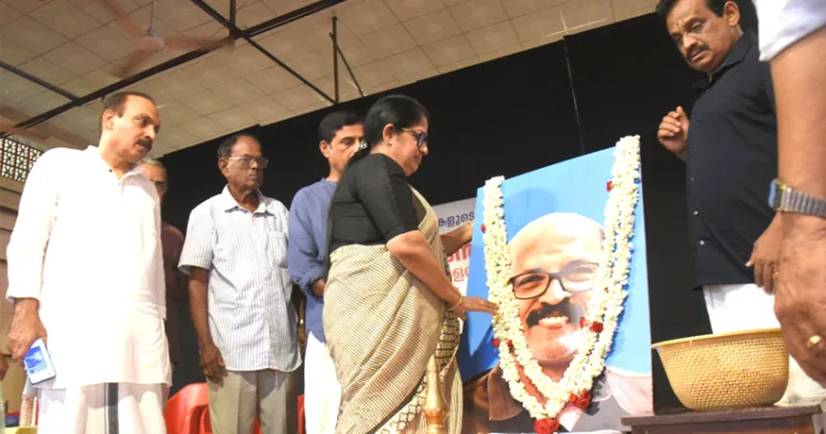 പഹല്‍ഗാമില്‍ ഭീകരരുടെ വെടിയേറ്റ് വീരമൃത്യുവരിച്ച എന്‍. രാമചന്ദ്രന്റെ ചിത്രത്തില്‍ ഭാര്യ ഷീല മാല ചാര്‍ത്തുന്നു. ജസ്റ്റിസ് എന്‍. നഗരേഷ്, ഗോവിന്ദന്‍കുട്ടി മേനോന്‍,
സഞ്ജയന്‍. എസ്, ഡോ. എന്‍.സി. ഇന്ദുചൂഡന്‍ എന്നിവര്‍ സമീപം