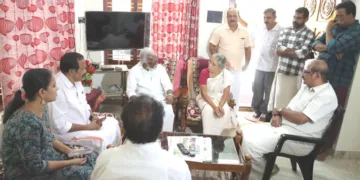 ആറന്മുള മണ്ഡലത്തിലെ എന്‍ഡിഎ സ്ഥാനാര്‍ത്ഥി കുമ്മനം രാജശേഖരന്‍ ഭവന സന്ദര്‍ശനത്തിന്റെ ഭാഗമായി
ഓമല്ലൂരില്‍, എഡിഎം നവീന്‍ ബാബുവിന്റെ ഭാര്യ മഞ്ജുഷയുടെ കുടുംബവീടായ കൊച്ചുമണ്ണില്‍ എത്തി ബന്ധുക്കളെ കണ്ടപ്പോള്‍