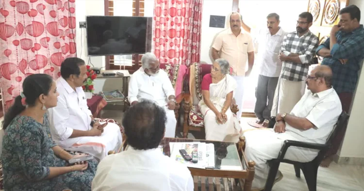 ആറന്മുള മണ്ഡലത്തിലെ എന്‍ഡിഎ സ്ഥാനാര്‍ത്ഥി കുമ്മനം രാജശേഖരന്‍ ഭവന സന്ദര്‍ശനത്തിന്റെ ഭാഗമായി
ഓമല്ലൂരില്‍, എഡിഎം നവീന്‍ ബാബുവിന്റെ ഭാര്യ മഞ്ജുഷയുടെ കുടുംബവീടായ കൊച്ചുമണ്ണില്‍ എത്തി ബന്ധുക്കളെ കണ്ടപ്പോള്‍