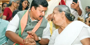 മട്ടന്നൂരില്‍ ബലിദാനികളുടെ കുടുംബാംഗങ്ങളുടെ സംഗമത്തിനെത്തിയ ബിജെപി ദേശീയ അധ്യക്ഷന്‍ നിതിന്‍ നബീന്‍, കെ.ടി. ജയകൃഷ്ണന്‍ മാസ്റ്ററുടെ അമ്മ കൗസല്യയുമായി സംസാരിക്കുന്നു