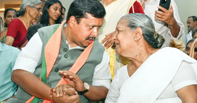 മട്ടന്നൂരില്‍ ബലിദാനികളുടെ കുടുംബാംഗങ്ങളുടെ സംഗമത്തിനെത്തിയ ബിജെപി ദേശീയ അധ്യക്ഷന്‍ നിതിന്‍ നബീന്‍, കെ.ടി. ജയകൃഷ്ണന്‍ മാസ്റ്ററുടെ അമ്മ കൗസല്യയുമായി സംസാരിക്കുന്നു