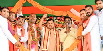 ബലുര്‍ഘട്ടിലെ ബിജെപി തെരഞ്ഞെടുപ്പ് പ്രചരണ റാലിയില്‍ ദേശീയ അധ്യക്ഷന്‍ നിതിന്‍ നബീനെ ഹാരം അണിയിക്കുന്നു