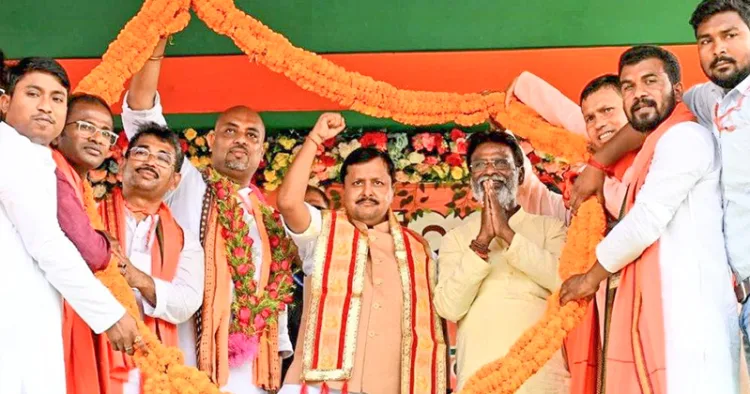 ബലുര്‍ഘട്ടിലെ ബിജെപി തെരഞ്ഞെടുപ്പ് പ്രചരണ റാലിയില്‍ ദേശീയ അധ്യക്ഷന്‍ നിതിന്‍ നബീനെ ഹാരം അണിയിക്കുന്നു