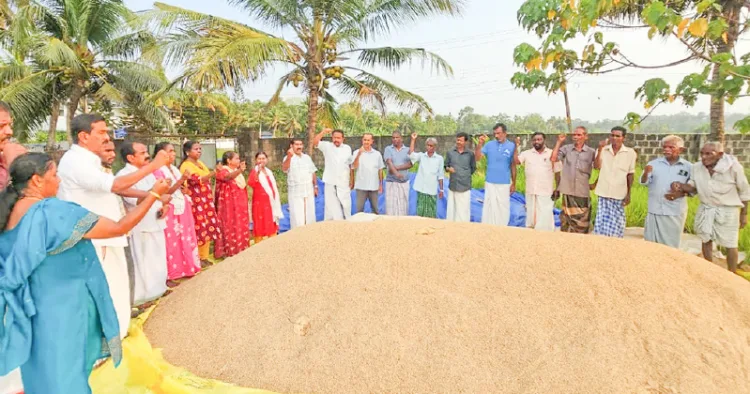 നെല്ല് സംഭരിക്കാത്തതില്‍ പ്രതിഷേധിച്ച് നെല്‍കര്‍ഷക സംരക്ഷണ സമിതിയുടെ നേതൃത്വത്തില്‍ നെല്‍ക്കൂനയ്ക്ക് ചുറ്റുംനിന്ന് കര്‍ഷക സംരക്ഷണ പ്രതിജ്ഞയെടുക്കുന്നു