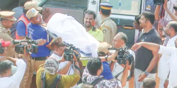 അപകടത്തില്‍ മരിച്ച വിദ്യാര്‍ത്ഥിയായ ഹിഷാമിന്റെ മൃതദേഹം ആംബുലന്‍സില്‍ നിന്ന് പുറത്തേക്കെടുക്കുന്നു