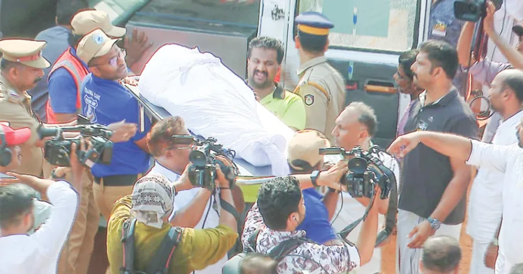 അപകടത്തില്‍ മരിച്ച വിദ്യാര്‍ത്ഥിയായ ഹിഷാമിന്റെ മൃതദേഹം ആംബുലന്‍സില്‍ നിന്ന് പുറത്തേക്കെടുക്കുന്നു