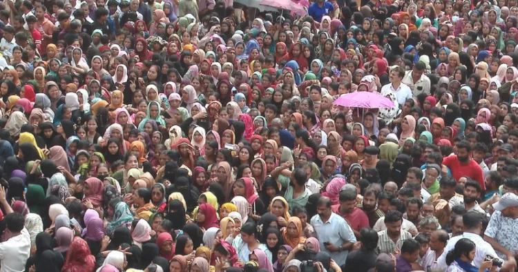 ദുഃഖം താങ്ങാനാവാതെ........ വാല്‍പ്പാറ ദുരന്തത്തില്‍ മരണമടഞ്ഞവരെ അവസാനമായി കാണാനെത്തിയ നാട്ടുകാര്‍