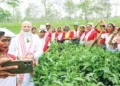 ആസാം സന്ദര്‍ശനത്തിനിടെ ദിബ്രുഗഡിലെ തേയിലത്തോട്ടത്തിലെത്തിയ പ്രധാനമന്ത്രി നരേന്ദ്ര മോദി തൊഴിലാളികള്‍ക്കൊപ്പം സെല്‍ഫിയെടുക്കുന്നു