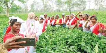 ആസാം സന്ദര്‍ശനത്തിനിടെ ദിബ്രുഗഡിലെ തേയിലത്തോട്ടത്തിലെത്തിയ പ്രധാനമന്ത്രി നരേന്ദ്ര മോദി തൊഴിലാളികള്‍ക്കൊപ്പം സെല്‍ഫിയെടുക്കുന്നു