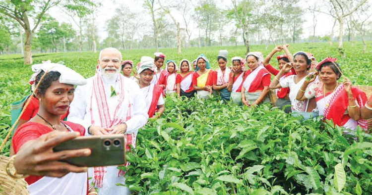 ആസാം സന്ദര്‍ശനത്തിനിടെ ദിബ്രുഗഡിലെ തേയിലത്തോട്ടത്തിലെത്തിയ പ്രധാനമന്ത്രി നരേന്ദ്ര മോദി തൊഴിലാളികള്‍ക്കൊപ്പം സെല്‍ഫിയെടുക്കുന്നു