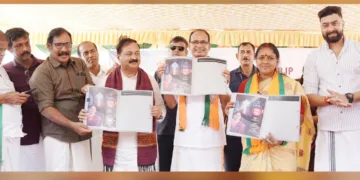 പാലക്കാട് എന്‍ഡിഎ സ്ഥാനാര്‍ഥി ശോഭാ സുരേന്ദ്രന്റെ പ്രകടനപത്രിക കേന്ദ്രമന്ത്രി ശിവരാജ് സിങ് ചൗഹാന്‍ പ്രകാശനം ചെയ്യുന്നു