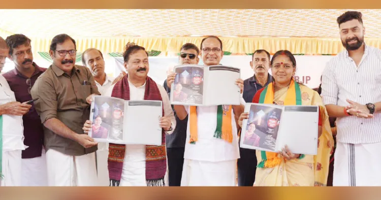 പാലക്കാട് എന്‍ഡിഎ സ്ഥാനാര്‍ഥി ശോഭാ സുരേന്ദ്രന്റെ പ്രകടനപത്രിക കേന്ദ്രമന്ത്രി ശിവരാജ് സിങ് ചൗഹാന്‍ പ്രകാശനം ചെയ്യുന്നു