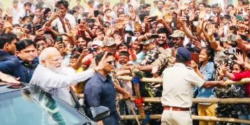 നോര്‍ത്ത് 24 പര്‍ഗാനാസ് ജില്ലയിലെ ബാരക്പൂരില്‍ നടന്ന തെരഞ്ഞെടുപ്പ് റാലിയില്‍ പ്രധാനമന്ത്രി നരേന്ദ്ര മോദി ജനങ്ങളെ അഭിവാദ്യം ചെയ്യുന്നു