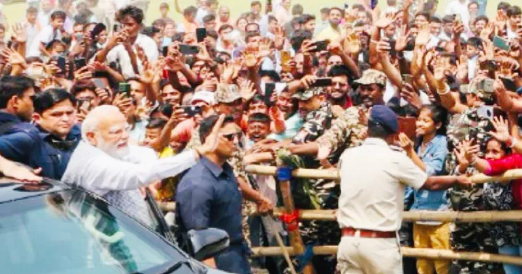 നോര്‍ത്ത് 24 പര്‍ഗാനാസ് ജില്ലയിലെ ബാരക്പൂരില്‍ നടന്ന തെരഞ്ഞെടുപ്പ് റാലിയില്‍ പ്രധാനമന്ത്രി നരേന്ദ്ര മോദി ജനങ്ങളെ അഭിവാദ്യം ചെയ്യുന്നു