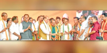 പറവൂരില്‍ സംഘടിപ്പിച്ച എന്‍ഡിഎ പ്രചരണ സമ്മേളനം പ്രതിരോധ മന്ത്രി രാജ്‌നാഥ് സിങ് ഉദ്ഘാടനം ചെയ്യുന്നു. കെ.പി. രാജന്‍, ജിജി ജോസഫ്, വിഷ്ണുവര്‍ധന്‍ റെഡ്ഡി, വത്സല പ്രസന്നകുമാര്‍, എം.പി. ബിനു, എം.എ. ബ്രഹ്‌മരാജ്, എ.ബി. ജയപ്രകാശ്, ജിബി പാത്തിക്കല്‍, പി.എം. വേലായുധന്‍ തുടങ്ങിയവര്‍ സമീപം