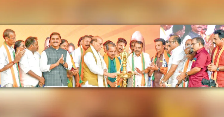 പറവൂരില്‍ സംഘടിപ്പിച്ച എന്‍ഡിഎ പ്രചരണ സമ്മേളനം പ്രതിരോധ മന്ത്രി രാജ്‌നാഥ് സിങ് ഉദ്ഘാടനം ചെയ്യുന്നു. കെ.പി. രാജന്‍, ജിജി ജോസഫ്, വിഷ്ണുവര്‍ധന്‍ റെഡ്ഡി, വത്സല പ്രസന്നകുമാര്‍, എം.പി. ബിനു, എം.എ. ബ്രഹ്‌മരാജ്, എ.ബി. ജയപ്രകാശ്, ജിബി പാത്തിക്കല്‍, പി.എം. വേലായുധന്‍ തുടങ്ങിയവര്‍ സമീപം