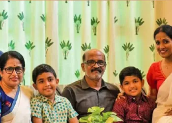 എന്‍. രാമചന്ദ്രന്‍ കുടുംബത്തോടൊപ്പം (ഫയല്‍)