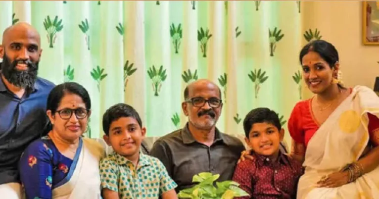 എന്‍. രാമചന്ദ്രന്‍ കുടുംബത്തോടൊപ്പം (ഫയല്‍)