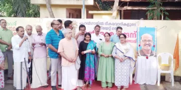 പഹല്‍ഗാമില്‍ ഭീകരരുടെ വെടിയേറ്റ് വീരമൃത്യു വരിച്ച ഇടപ്പള്ളി മങ്ങാട്ട് എന്‍. രാമചന്ദ്രന്‍ അനുസ്മരണ ചടങ്ങില്‍ ഭാര്യ
ഷീല, മകള്‍ ആരതി എന്നിവര്‍