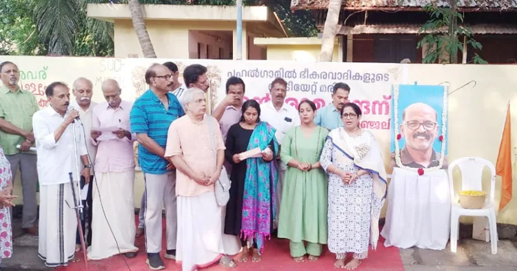 പഹല്‍ഗാമില്‍ ഭീകരരുടെ വെടിയേറ്റ് വീരമൃത്യു വരിച്ച ഇടപ്പള്ളി മങ്ങാട്ട് എന്‍. രാമചന്ദ്രന്‍ അനുസ്മരണ ചടങ്ങില്‍ ഭാര്യ
ഷീല, മകള്‍ ആരതി എന്നിവര്‍