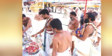 ശബരിമല സന്നിധാനത്ത് തന്ത്രി കണ്ഠര് മഹേഷ്
മോഹനരുടെ മുഖ്യകാര്‍മികത്വത്തില്‍ നടന്ന ഉത്സവബലി