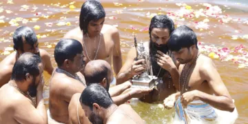 ശബരിമലയിലെ പൈങ്കുനി ഉത്രം മഹോത്സവത്തിന് സമാപനം കുറിച്ച് അയ്യപ്പ ഭഗവാന്‍ പമ്പയില്‍ ആറാടുന്നു