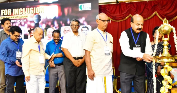 എറണാകുളം ബിടിഎച്ചില് നടന്ന സക്ഷമ പ്രൊഫഷണല് മീറ്റ് അപ്പ് ആരോഗ്യ യൂണിവേഴ്സിറ്റി വിസി ഡോ. മോഹനന് കുന്നുമ്മല് ഉദ്ഘാടനം ചെയ്യുന്നു