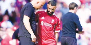 പരിക്കേറ്റ് മൈതാനം വിടുന്ന മുഹമ്മദ് സലാ. കോച്ച് അര്‍നെ സ്ലോട്ട് സമീപം