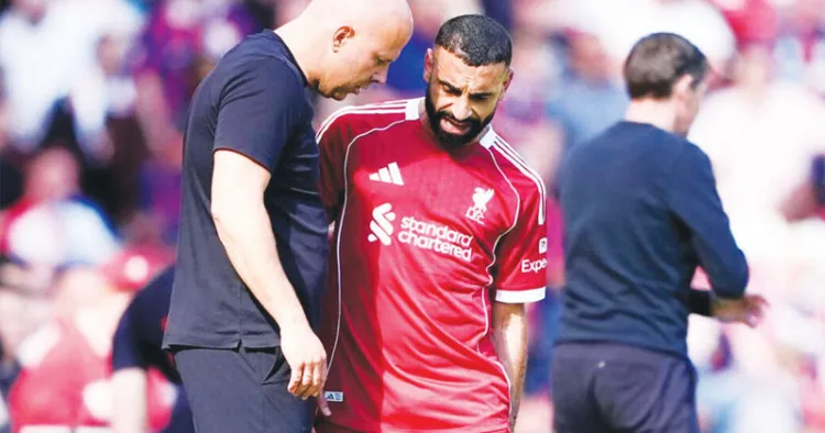 പരിക്കേറ്റ് മൈതാനം വിടുന്ന മുഹമ്മദ് സലാ. കോച്ച് അര്‍നെ സ്ലോട്ട് സമീപം