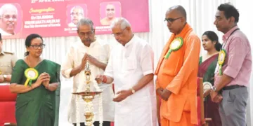 കാലടി ശ്രീശങ്കരാചാര്യ സംസ്‌കൃത സര്‍വകലാശാലയിലെ ശ്രീശങ്കരജയന്തി ആഘോഷം ഗവര്‍ണര്‍ രാജേന്ദ്ര വിശ്വനാഥ് ആര്‍ലേക്കര്‍ ഉദ്ഘാടനം ചെയ്യുന്നു. വൈസ് ചാന്‍സലര്‍ പ്രൊഫ. സിസ തോമസ്, സി. രാധാകൃഷ്ണന്‍, സ്വാമി നരസിംഹാനന്ദ, രജിസ്ട്രാര്‍ ഡോ. മോത്തി ജോര്‍ജ് സമീപം