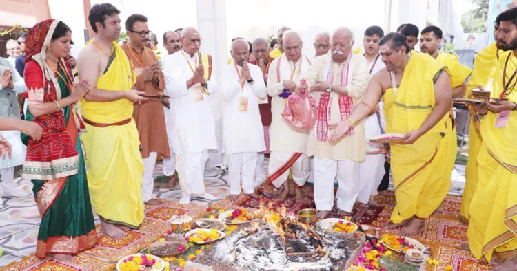 സംസ്‌കൃതഭാരതി കേന്ദ്രകാര്യാലയം പ്രണവത്തിന്റെ ഉദ്ഘാടനത്തിന്റെ ഭാഗമായി നടന്ന പൂജയില്‍ ആര്‍എസ്എസ് സര്‍സംഘചാലക് ഡോ. മോഹന്‍ ഭാഗവത് പങ്കെടുത്തപ്പോള്‍. വിഎച്ച്പി അന്താരാഷ്ട്ര രക്ഷാധികാരി ദിനേശ് ചന്ദ്ര, ആര്‍എസ്എസ് അഖിലഭാരതീയ കാര്യകാരി അംഗം സുരേഷ് സോണി, സംസ്‌കൃതഭാരതി ദേശീയ പ്രസിഡന്റ് പ്രൊഫ. രമേശ്കുമാര്‍
പാണ്ഡെ തുടങ്ങിയവര്‍ സമീപം