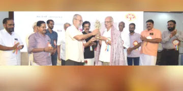 പ്രൊഫ. ടി. ലക്ഷ്മണന്‍ സ്മാരക സര്‍വമംഗള പുരസ്‌കാരം ഡോ. എന്‍.കെ. ശശീന്ദ്രന് പദ്മശ്രീ എസ്.ആര്‍.ഡി. പ്രസാദ് സമ്മാനിക്കുന്നു